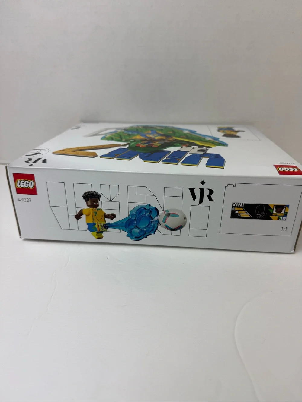 Lego Vini Jr. Soccer Highlights Display - Blue Green Yellow